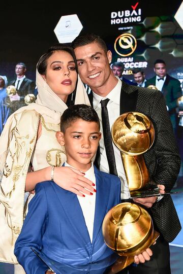 Georgina Rodríguez, Cristiano Jr. y Cristiano Ronaldo con el trofeo Mejor Jugador del Año 2018.