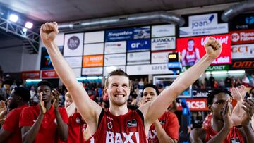 MANRESA (BARCELONA), 30/12/2022.- El alero polaco del Babi Manresa Adam Waczynski celebra la victoria al término del encuentro de la jornada 13 de la Liga Endesa entre el Baxi Manresa y el Básquet Girona, este viernes en el Pabellón Nou Congost de Manresa. EFE/Siu Wu