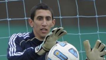 <b>DE PORTERO. </b>A Di María le gusta enfundarse los guantes, como demostró ayer en el entrenamiento.