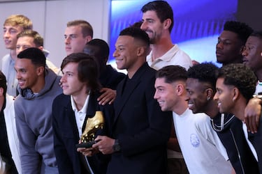 El jugador francés del Real Madrid, Kylian Mbappé, posa con el premio de Bota de Oro 2024/25 y con sus compañeros de equipo.