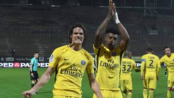 Paris Saint-Germain&#039;s Uruguayan forward Edinson Cavani (L) celebrates after scoring during the French L1 Football match between Angers (SCO) and Paris Saint-Germain (PSG), on November 4, 2017, in Raymond Kopa Stadium, in Angers, northwestern France. / AFP PHOTO / JEAN-FRANCOIS MONIER