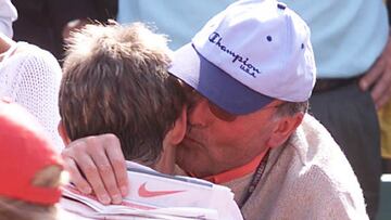 Eduardo Ferrero felicita a su hijo Juan Carlos tras un partido de tenis.