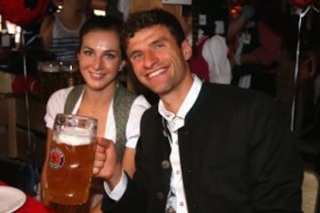 Thomas Mueller y su mujer Lisa Mueller.