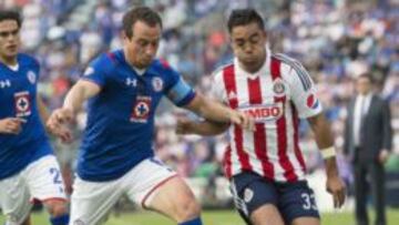 Gerardo Torrado y Marco Fabi&aacute;n batallan por el bal&oacute;n en el &uacute;ltimo antecedente entre Cruz Azul y Chivas.