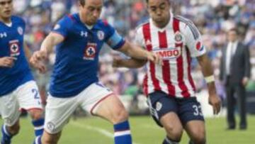 Gerardo Torrado y Marco Fabi&aacute;n batallan por el bal&oacute;n en el &uacute;ltimo antecedente entre Cruz Azul y Chivas.