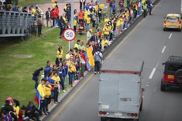 Miles de hinchas colombianos salieron a las calles de Bogotá para recibir a la Selección Colombia.
