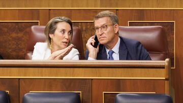 El presidente del Partido Popular, Alberto Núñez Feijóo, y la secretaria general del Partido Popular, Cuca Gamarra, durante la Sesión Constitutiva de la XV Legislatura en el Congreso de los Diputados, a 17 de agosto de 2023, en Madrid (España). Los diputados de la formación han llegado a la Cámara Baja tras celebrar una reunión interna en la que han decidido apoyar a la candidata socialista a la Presidencia del Congreso. El Congreso de los Diputados y el Senado surgidos de las elecciones generales del 23 de julio celebran hoy sus sesiones constitutivas, las primeras de la legislatura. Hoy toman posesión de sus cargos los 350 diputados elegidos en los comicios del 23 de julio, acatando la Constitución, y votando a los nueve miembros de la Mesa de la Cámara. Al no estar aún constituidos los órganos de la Cámara se ha configurado una Mesa de Edad para dirigir esta sesión.
17 AGOSTO 2023;CÁMARA;CONGRESO;CONSTITUCIÓN;DIPUTADOS;ELECCIONES;VOTACIÓN
Eduardo Parra / Europa Press
17/08/2023