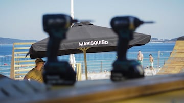 Dos taladros y un parasol de Marisquiño en la playa de Samil
