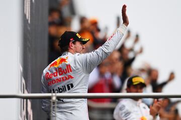 El piloto neerlandés quedó segundo y le arrebató el primer puesto del mundial a Hamilton.
