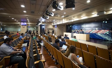 El joven portero ucraniano de 19 años ha sido presentado en el Santiago Bernabéu de la mano de Florentino Pérez y acompañado de su familia.