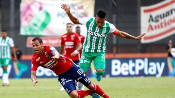 MEDELLIN - COLOMBIA, 30-04-2022: Andres Ricaute del Medellín disputa el balón con Sebastian Gomez de Nacional durante partido entre Deportivo Independiente Medellín y Atlético Nacional por la fecha 18 como parte de la Liga BetPlay DIMAYOR I 2022 jugado en el estadio Polideportivo Sur de la ciudad de Medellín. / Andres Ricaute of Medellin vies for the ball with Sebastian Gomez of Nacional during atch for the date 18 between Deportivo Independiente Medellin and Atletico Nacional as a part BetPlay DIMAYOR League I 2022 played at Polideportivo Sur stadium in Medellin city. Photo: VizzorImage / Andres Alvarez / Cont