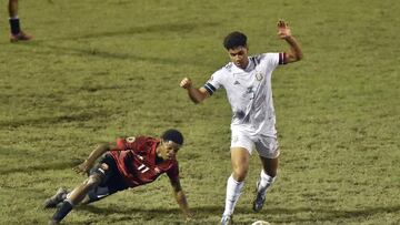 SP01. SAN PEDRO SULA (HONDURAS), 21/06/2022.- Antonio Leone (d) de México disputa el balón ante Nathaniel James de Trinidad y Tobago hoy, durante un partido por la jornada dos del grupo B durante el Premundial sub-20 de la Concacaf disputado en el estadio Francisco Morazán de la ciudad de San Pedro Sula (Honduras). EFE/José Valle
