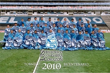 El cuadro camotero lleva varios años con la originalidad y la creatividad a tope. Para su foto oficial del Torneo Bicentenario 2010, la escuadra de La Franja salió con ¿unos cobertores? en el Estadio Cuauhtémoc.
