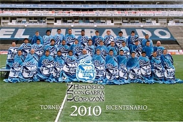 El cuadro camotero lleva varios años con la originalidad y la creatividad a tope. Para su foto oficial del Torneo Bicentenario 2010, la escuadra de La Franja salió con ¿unos cobertores? en el Estadio Cuauhtémoc. 