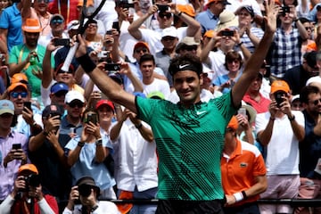 Una nueva final entre dos de las raquetas más fascinantes de todos los tiempos. Hoy ganó Federer bajo un sol de justicia en Miami. Nadal tuvo sus oportunidades de romper el servicio del suizo pero no lo consiguió. A pesar de eso, dejó una muy buena impresión. Veremos lo que pasa cuando llegue el momento de jugar en tierra batida. Aquí el resumen del partido en fotos.