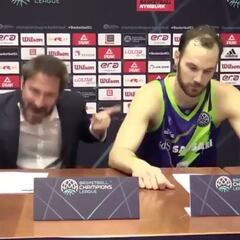 A gritos y completamente fuera de sí: la bronca de un técnico italiano contra los árbitros