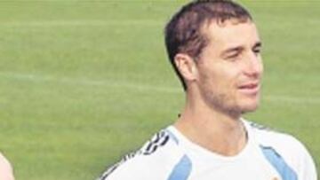 <b>¿CONTINUARÁ?</B> Helguera no ha renovado y acaba en junio de 2006.