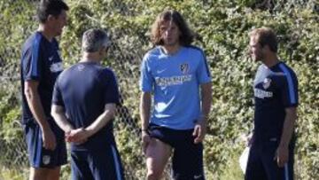Filipe Luis habla con los médicos del Atlético por una molestias que sufre en su pierna derecha.
