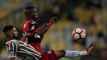 BRA110. R&Iacute;O DE JANEIRO (BRASIL), 01/11/2017.- El jugador Vinicius Junior (d) de Flamengo disputa un bal&oacute;n con Romarinho (i) del Fluminense hoy, mi&eacute;rcoles 01 de noviembre de 2017, en el partido de vuelta de los cuartos de final de la C