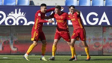Narváez, Vigaray y Francho celebran el segundo gol del Zaragoza en La Rosaleda.