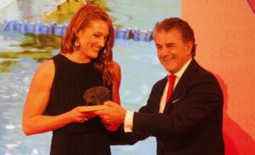 Premios AS 2014. Enrique GArcía Candelas, Banco Santander, entregó el Premio As del Deporte a Mirea Belmonte.