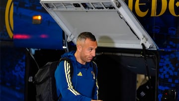 OVIEDO, 07/02/2026.- El jugador del Real Oviedo, Santi Cazorla a la llegada al Estadio Carlos Tartiere, este sábado, después del aplazamiento de su partido ante el Rayo Vallecano.La expedición azul salió de Madrid sobre las 11:00 horas, una hora después de que LaLiga anunciase de forma oficial que el Rayo Vallecano-Real Oviedo no se iba a jugar debido al mal estado del césped de Vallecas, y pasadas las 16:30 llegaron al Carlos Tartiere.El club asturiano ha mostrado su malestar tras el aplazamiento del partido y, después de tildar la situación de "vergonzosa", ha anunciado que ejercitará "cuantas acciones reglamentarias resulten procedentes". EFE/Paco Paredes