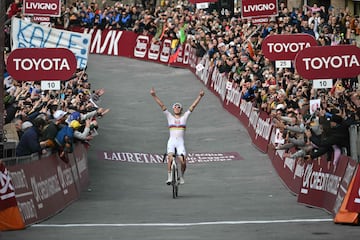 Pogacar es el primer portador del maillot arcoris en ganar la Strade y en el nico ganador hasta el momento de dos ediciones consecutivas.