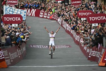 Pogacar es el primer portador del maillot arcoíris en ganar la Strade y en el único ganador hasta el momento de dos ediciones consecutivas.