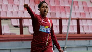 Jade Boho celebra un gol con el Logroño.