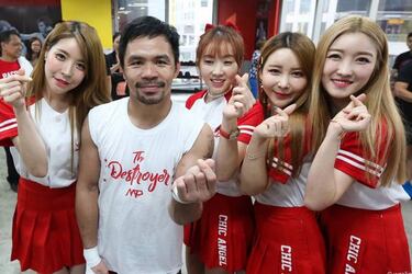Pacquiao se toma un descanso con las chicas de K-Pop