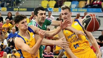 GRAF612. LAS PALMAS DE GRAN CANARIA. 06/05/2018. Los jugadores de Herbalife Gran Canaria, Oriol Pauli (i) y el esloveno Anzejs Pasecniks (d), pelean por el balón ante el pivot georgiano de Unicaja Málaga, Giorgi Shermadini, durante el encuen