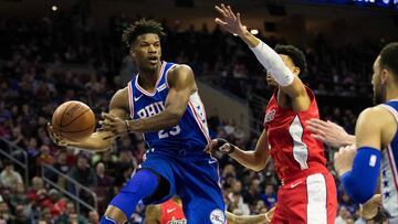 Jimmy Butler trata de realizar un pase durante el partido contra los Washington Wizards.