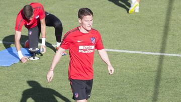 Gameiro, en un entrenamiento del Atlético de Madrid. Se le espera para medirse al Valencia.