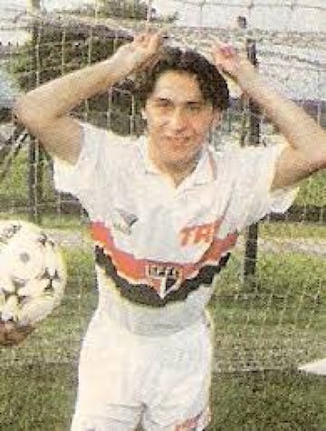 Colo Colo lo cedió a Sao Paulo en 1995, pero su paso fue fugaz y regresó al país para jugar en Everton.