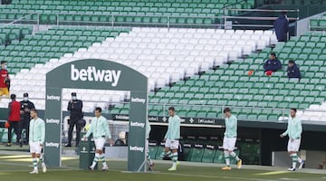 Los jugadores del Betis saliendo al terreno de juego