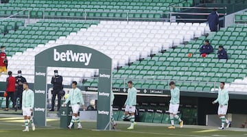 Los jugadores del Betis saliendo al terreno de juego 