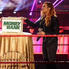 Lynch anuncia su embarazo y entrega el título a Asuka