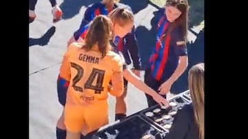 Imagen de las jugadoras del Barcelona recogiendo la medalla.