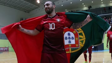 El futbolista portugu&eacute;s Ricardinho posa con la bandera de Portugal tras un partido ante Serbia.