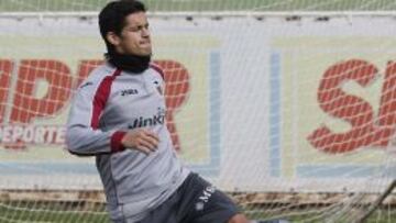 Al notar las molestias Ricardo dio una patada a la nevera.