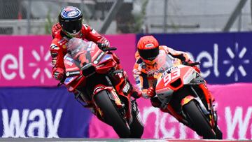 Bagnaia con M¨¢rquez a su rueda en Mugello.