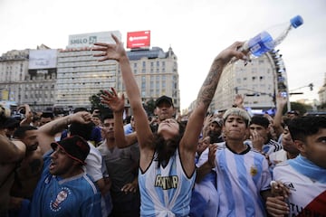 Miles de aficionados celebran en Buenos Aires el pase a la final del Mundial de Qatar 2022.