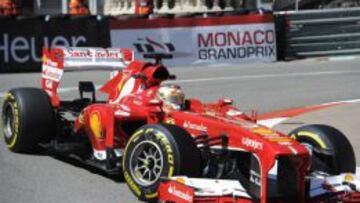 Fernando Alonso pilota su Ferrari en las calles del Principado.