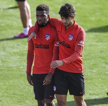 Abrazo entre Joao Felix y Thomas Lemar. 