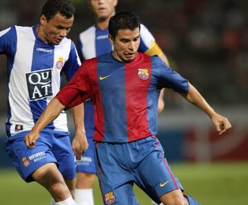 Saviola, del Barcelona, y Jonatas Domingos, del Espanyol, durante un partido de la Copa de Catalunya en el estadio de Montilivi.