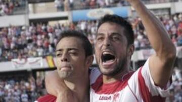 <b>VICTORIOSOS. </b>Dani Benítez y Tariq celebran el segundo tanto anotado por los granadinistas.