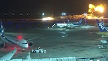 Avión de Japan Airlines se convierte en una bola de fuego en el aeropuerto de Tokio