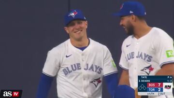 Increíble reacción: se cae y logra agarrar la pelota