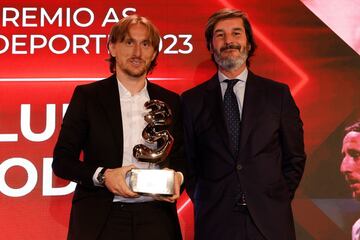 Luka Modric, premio AS del Deporte 2023, y Bernabé Mohedano, director de Medios y Marketing Digital del Grupo Santander.