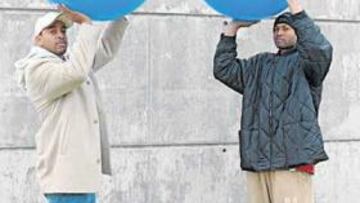 <b>ARTILLEROS. </b>Louis Bullock (izquierda) y Charles Smith preparan sus muñecas para la Copa.